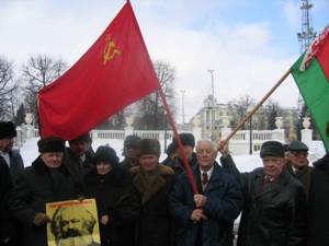 Демонстранты-коммунисты с красными флагами поддерживают очерняемого Западом президента Лукашенко, март 2006 , парк имени Горького в Минске