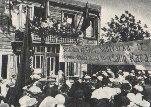 10 июля 1940 г. митинг в Илакяй, в поддержку выборам в Народный сейм. Надпись: «Строй социалистических государств и соединение обеспечивает вечный мир долой войну»